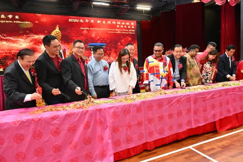 嘉宾与理事在台上一起捞生